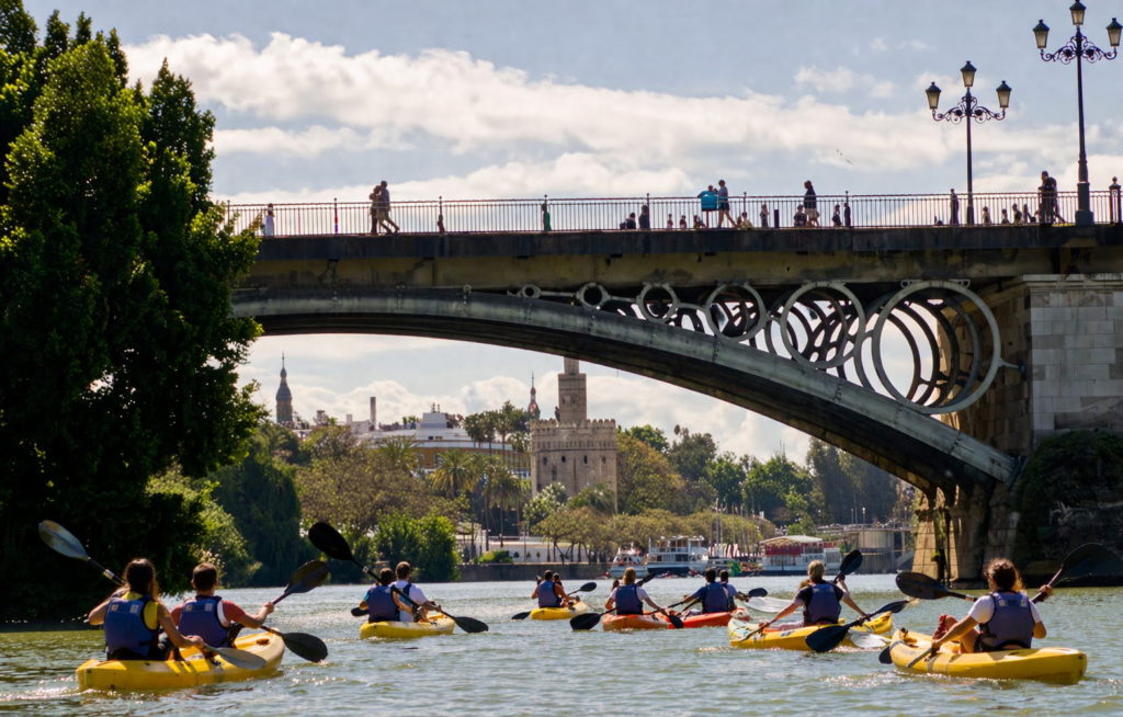 Kayak en el rio bajo el puente 1