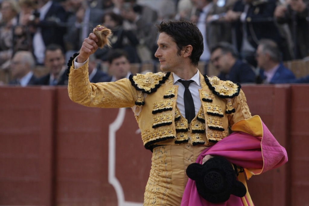 Matador con oreja en mano