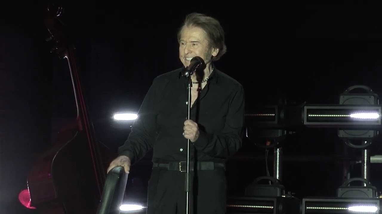 Raphael conquista Iconica Sevilla Fest con una noche de emocion elegancia y grandes recuerdos en la Plaza de Espana 4031 1c85f