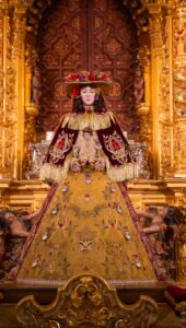 La Reina se viste de Pastora para abrazar a su pueblo