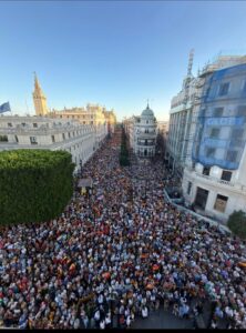 Sevilla desafía al calor para apoyar a Ceuta y decir no a Pedro Sánchez